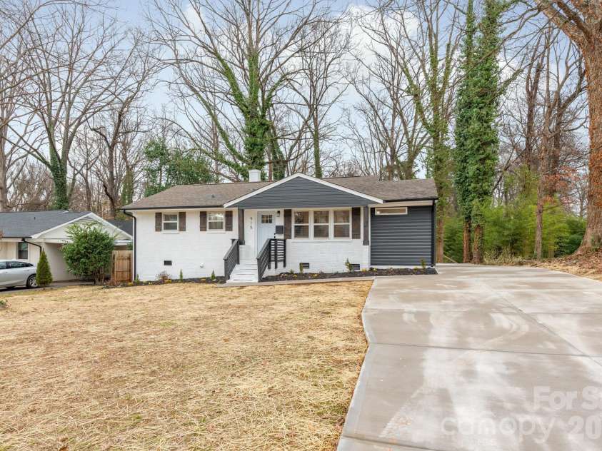 915 Crestmere Street, Charlotte, NC 28208.  MLS# CAR4350629, YatesRealty ID 12669. 
