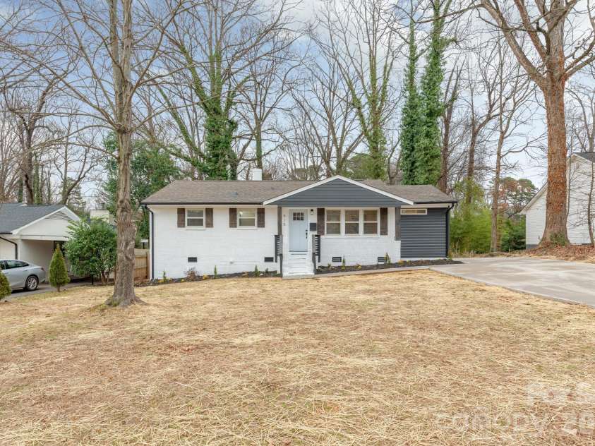 915 Crestmere Street, Charlotte, NC 28208.  MLS# CAR4350629, YatesRealty ID 12669. 