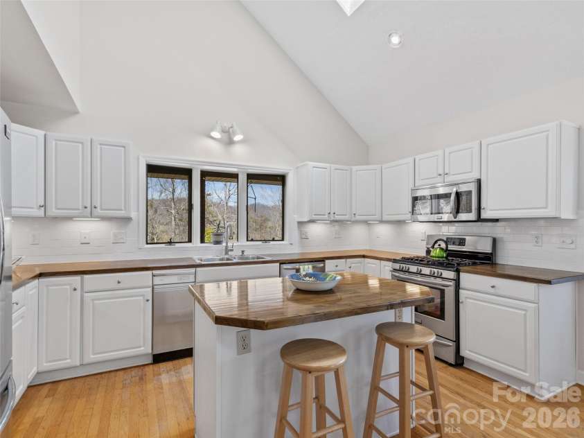 126 Hillcrest Drive, Barnardsville, NC 28709.  MLS# CAR4350780, YatesRealty ID 12670. 