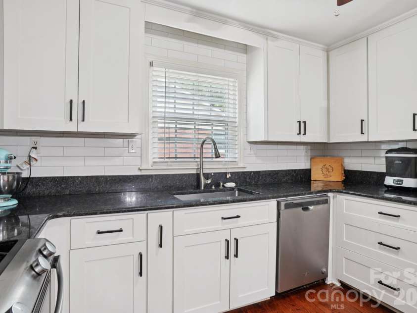 1527 Burnley Road, Charlotte, NC 28210.  MLS# CAR4291337, YatesRealty ID 12672. 