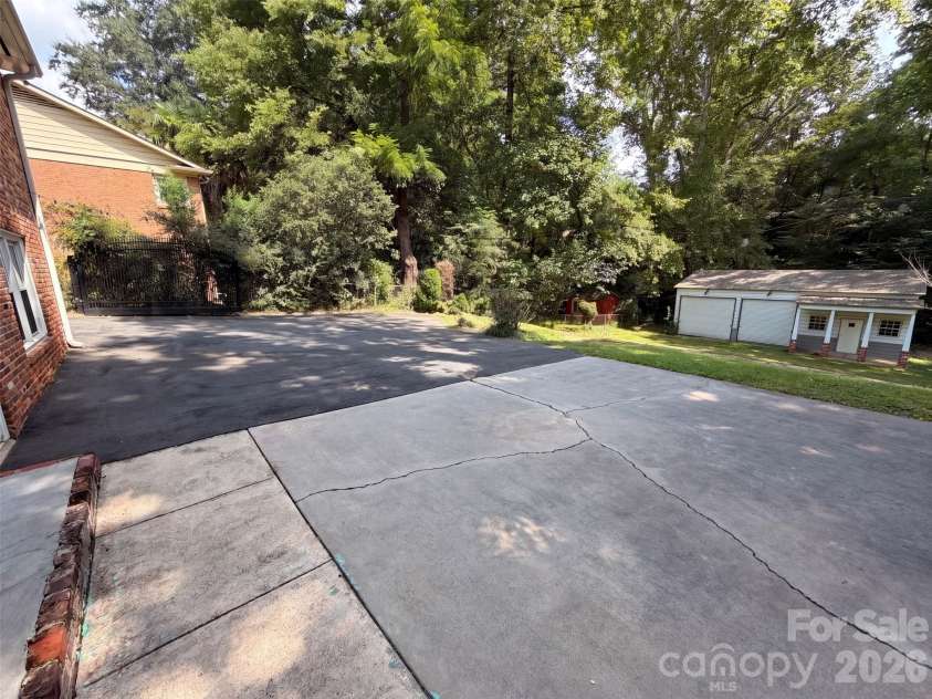 1527 Burnley Road, Charlotte, NC 28210.  MLS# CAR4424058, YatesRealty ID 12672. 