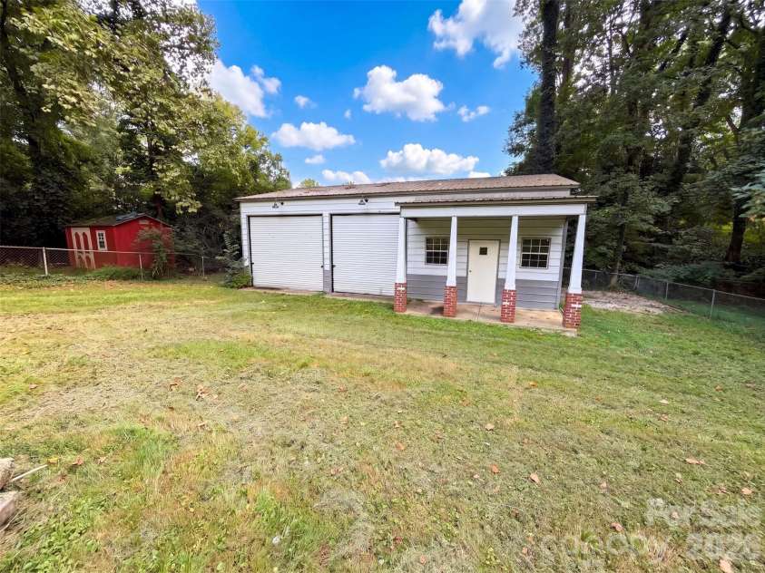 1527 Burnley Road, Charlotte, NC 28210.  MLS# CAR4424058, YatesRealty ID 12672. 