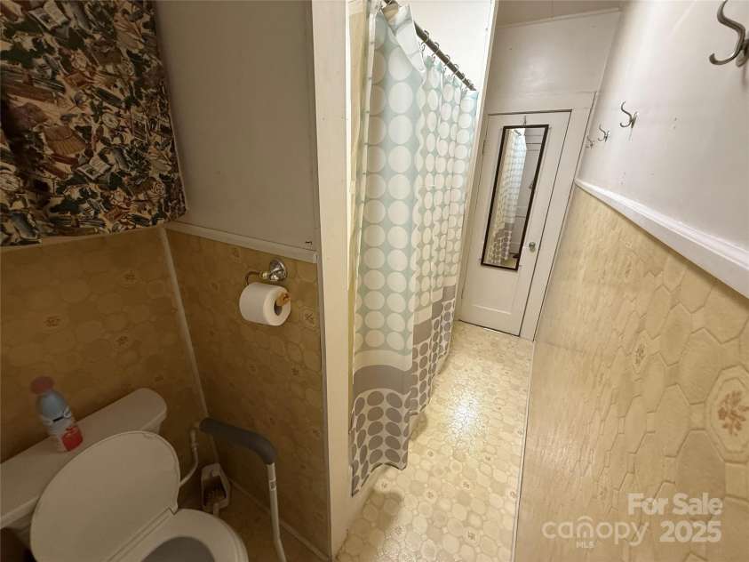 633 Ridge Road, Marion, NC 28752.  MLS# CAR4252646, YatesRealty ID 12672. Bathroom