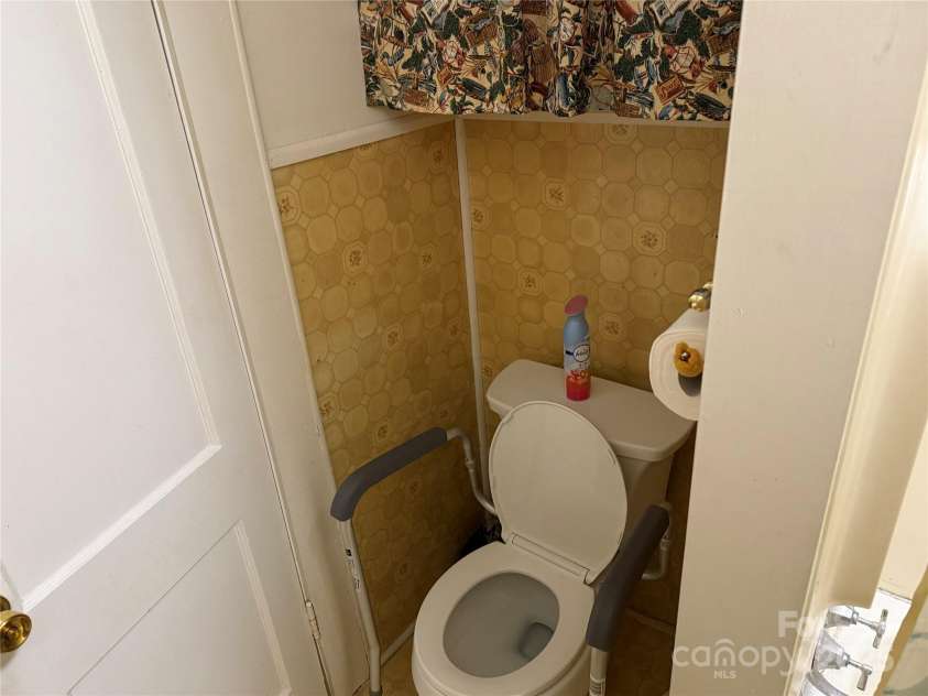 633 Ridge Road, Marion, NC 28752.  MLS# CAR4252646, YatesRealty ID 12672. Bathroom