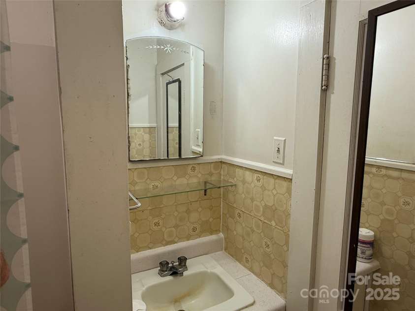 633 Ridge Road, Marion, NC 28752.  MLS# CAR4252646, YatesRealty ID 12672. Bathroom Sink
