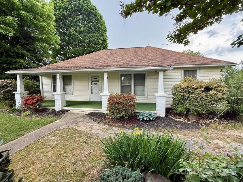 633 Ridge Road, Marion, NC 28752.  MLS# CAR4252646, YatesRealty ID 12672. Front of house