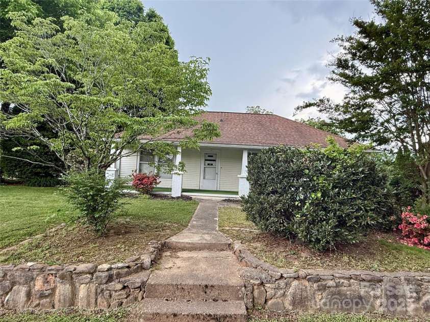 633 Ridge Road, Marion, NC 28752.  MLS# CAR4252646, YatesRealty ID 12672. Walkway