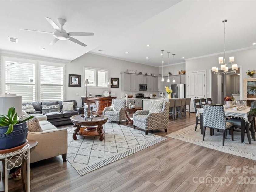 7343 Overjoyed Crossing, Charlotte, NC 28215.  MLS# CAR4300005, YatesRealty ID 12673. 