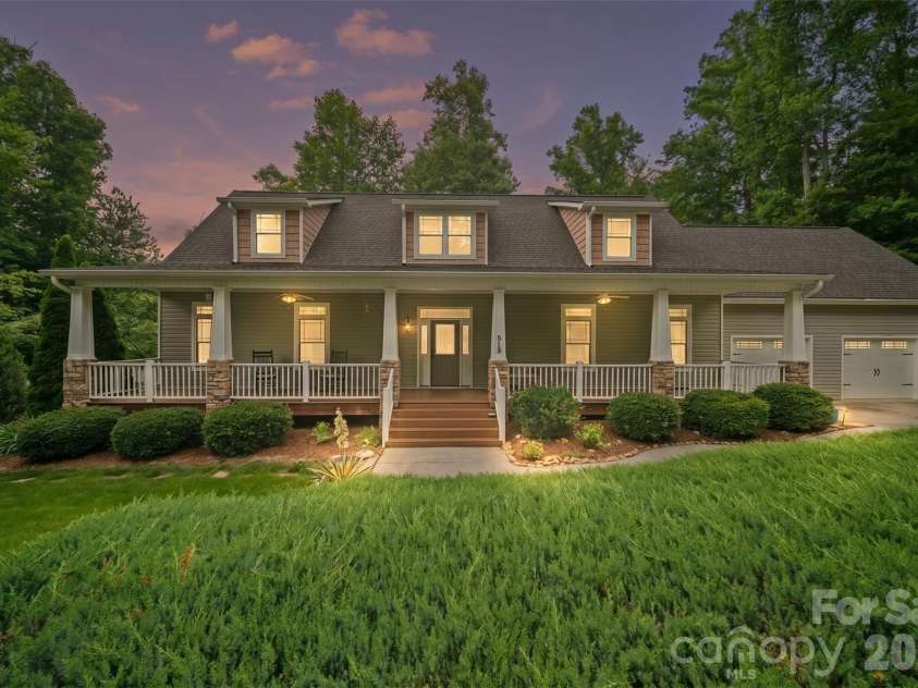 813 Beech Tree Place, Hendersonville, NC 28792.  MLS# CAR4393066, YatesRealty ID 12674. 