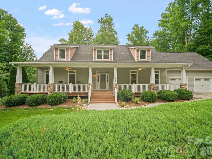 813 Beech Tree Place, Hendersonville, NC 28792.  MLS# CAR4393066, YatesRealty ID 12674. 
