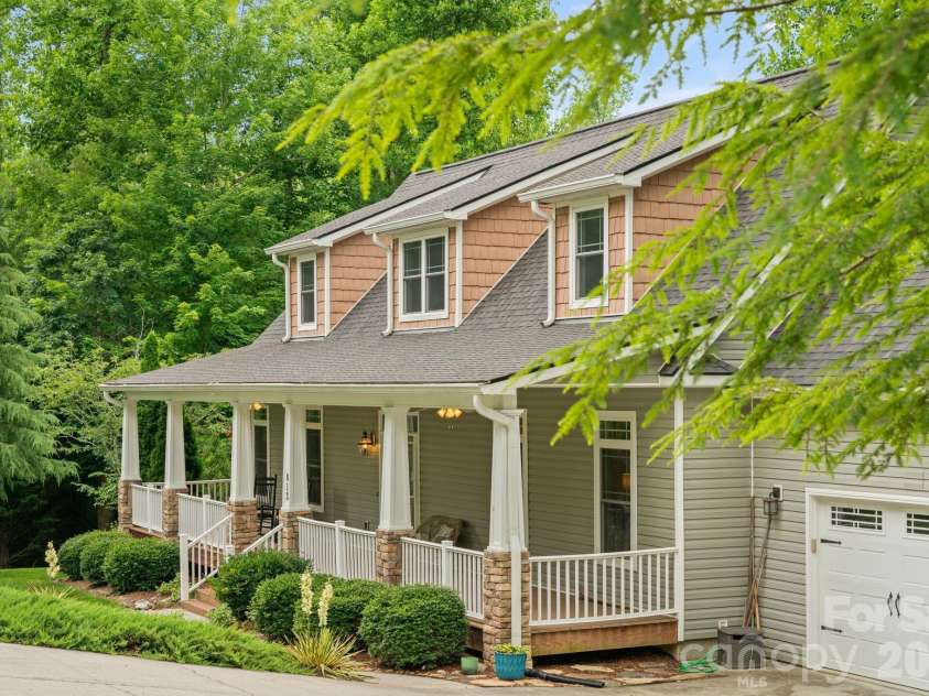813 Beech Tree Place, Hendersonville, NC 28792.  MLS# CAR4393066, YatesRealty ID 12674. 