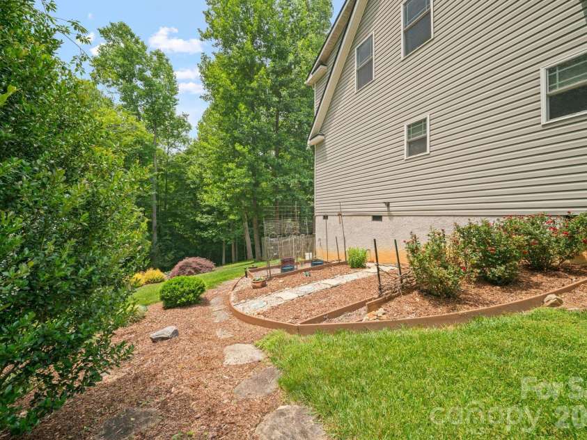 813 Beech Tree Place, Hendersonville, NC 28792.  MLS# CAR4393066, YatesRealty ID 12674. 