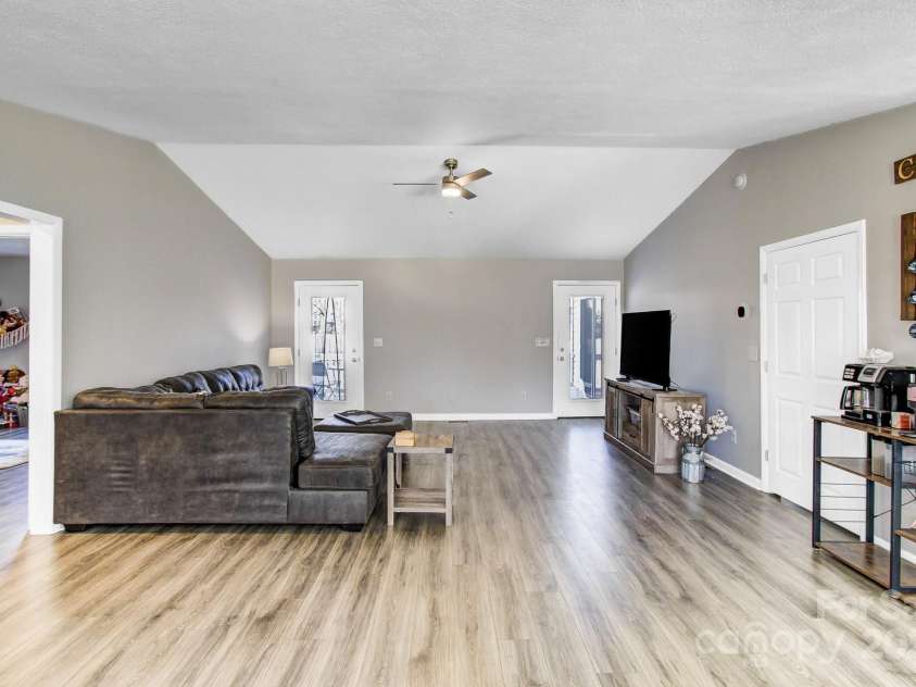 3 Garden Drive, Fletcher, NC 28732.  MLS# CAR4218422, YatesRealty ID 12675. 