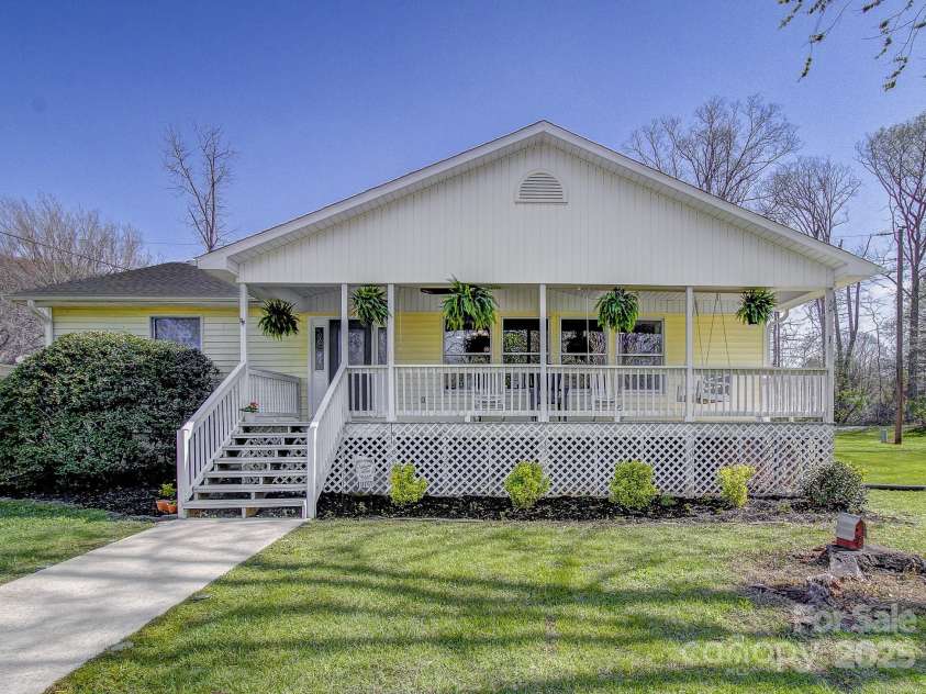 3 Garden Drive, Fletcher, NC 28732.  MLS# CAR4218422, YatesRealty ID 12675. 