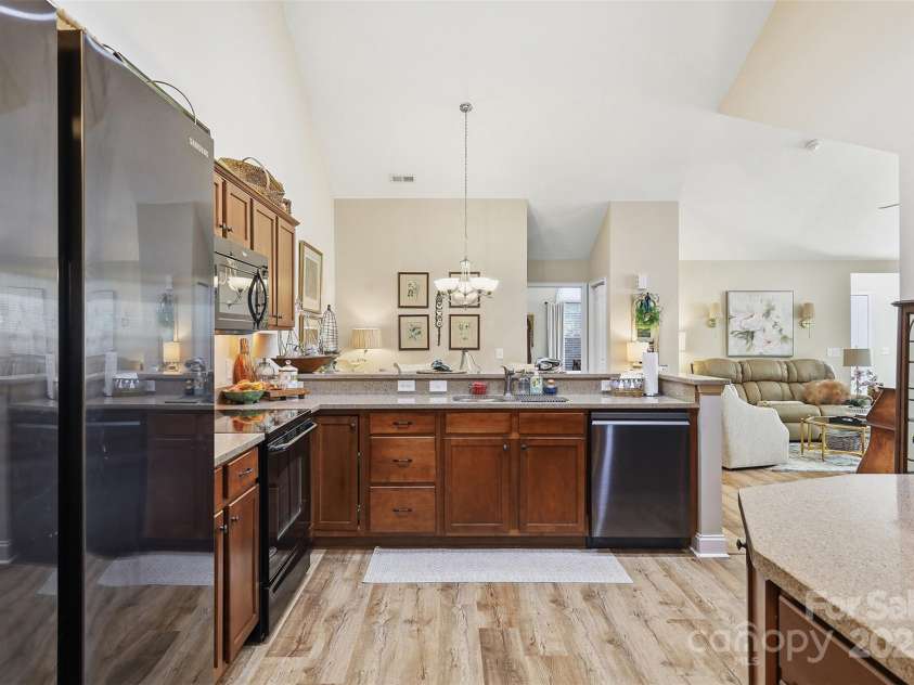 817 Wynnshire Drive, Hickory, NC 28601.  MLS# CAR4315073, YatesRealty ID 12676. 