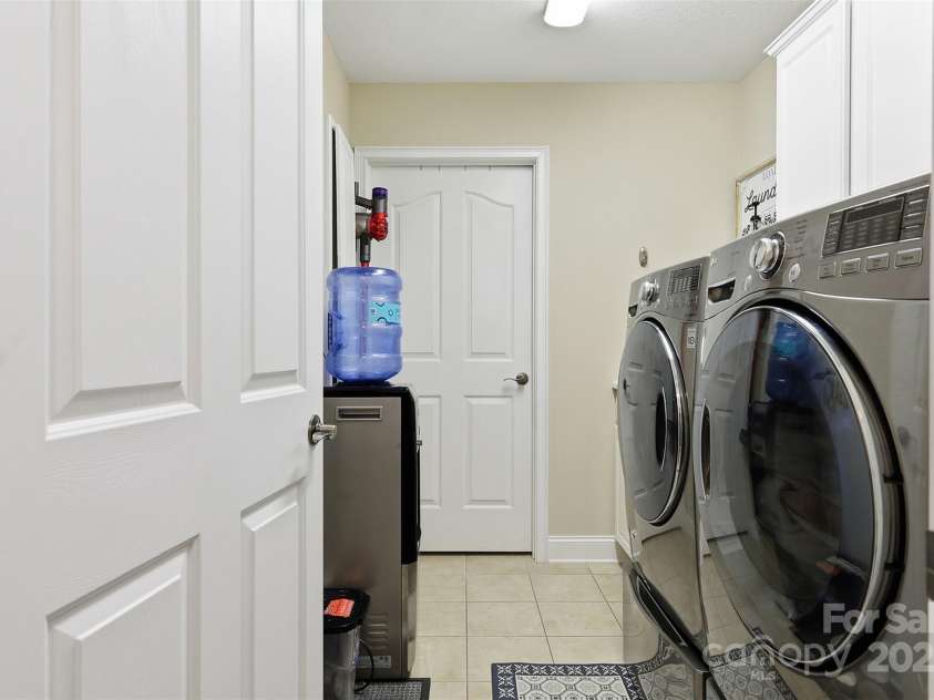 817 Wynnshire Drive, Hickory, NC 28601.  MLS# CAR4315073, YatesRealty ID 12676. 