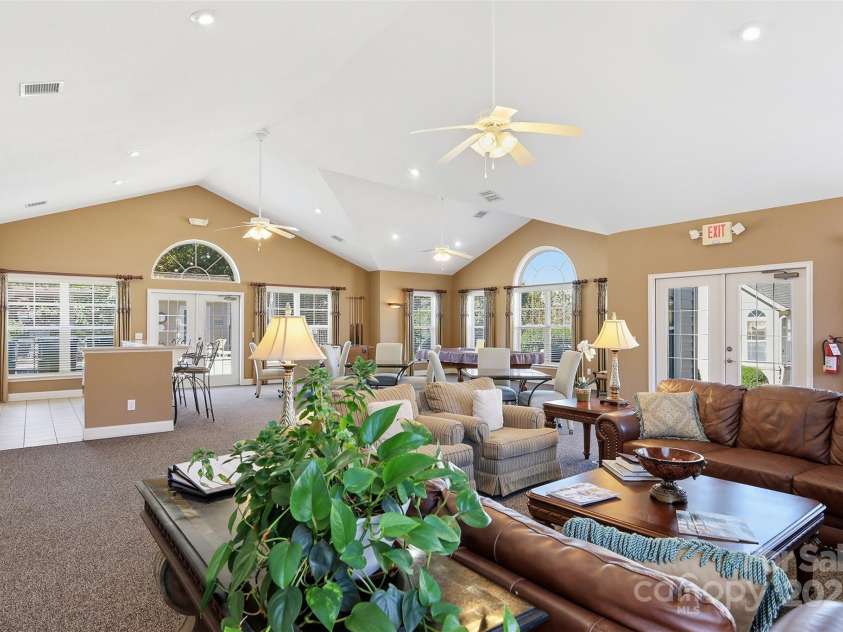 817 Wynnshire Drive, Hickory, NC 28601.  MLS# CAR4315073, YatesRealty ID 12676. 