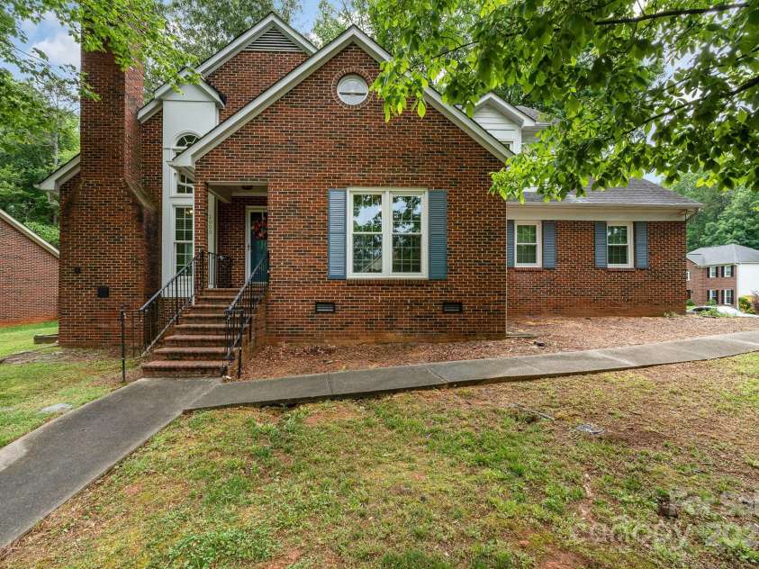 2000 Shannon Bridge Lane, Matthews, NC 28105.  MLS# CAR4218268, YatesRealty ID 12680. 