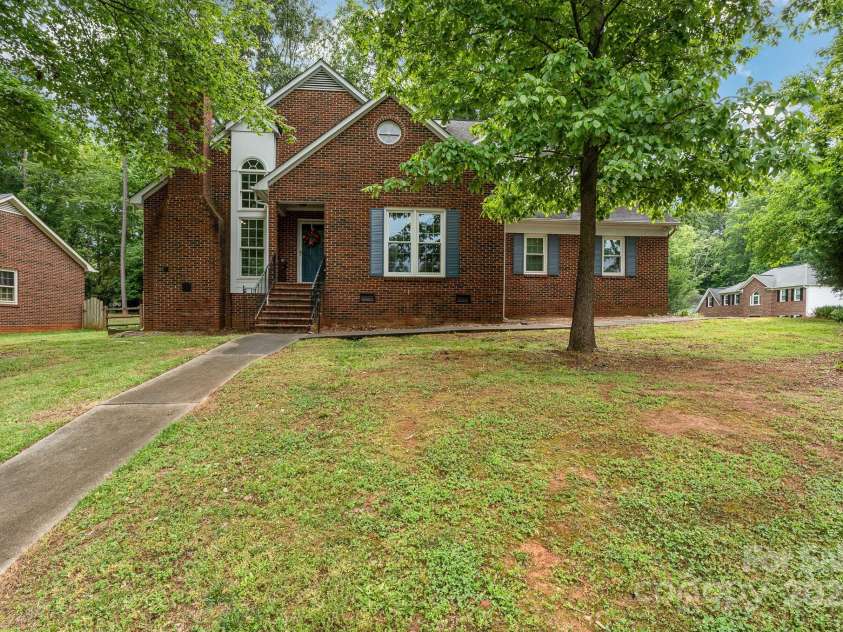 2000 Shannon Bridge Lane, Matthews, NC 28105.  MLS# CAR4218268, YatesRealty ID 12680. 