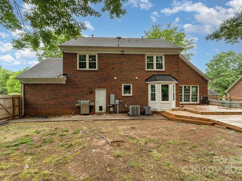 2000 Shannon Bridge Lane, Matthews, NC 28105.  MLS# CAR4218268, YatesRealty ID 12680. 