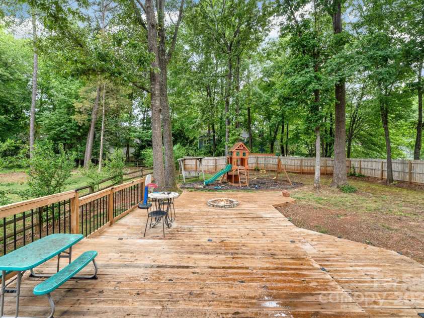 2000 Shannon Bridge Lane, Matthews, NC 28105.  MLS# CAR4218268, YatesRealty ID 12680. 