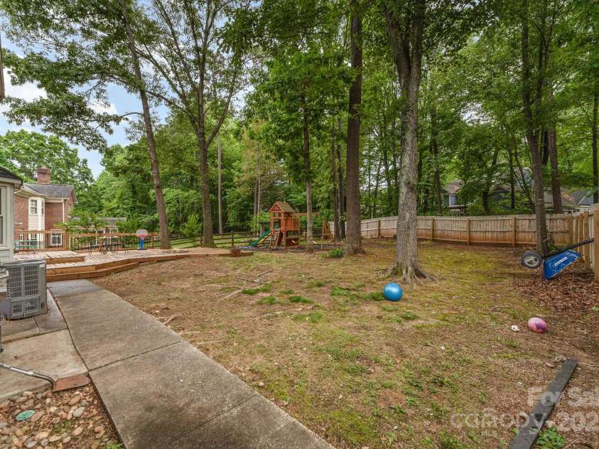 2000 Shannon Bridge Lane, Matthews, NC 28105.  MLS# CAR4218268, YatesRealty ID 12680. 