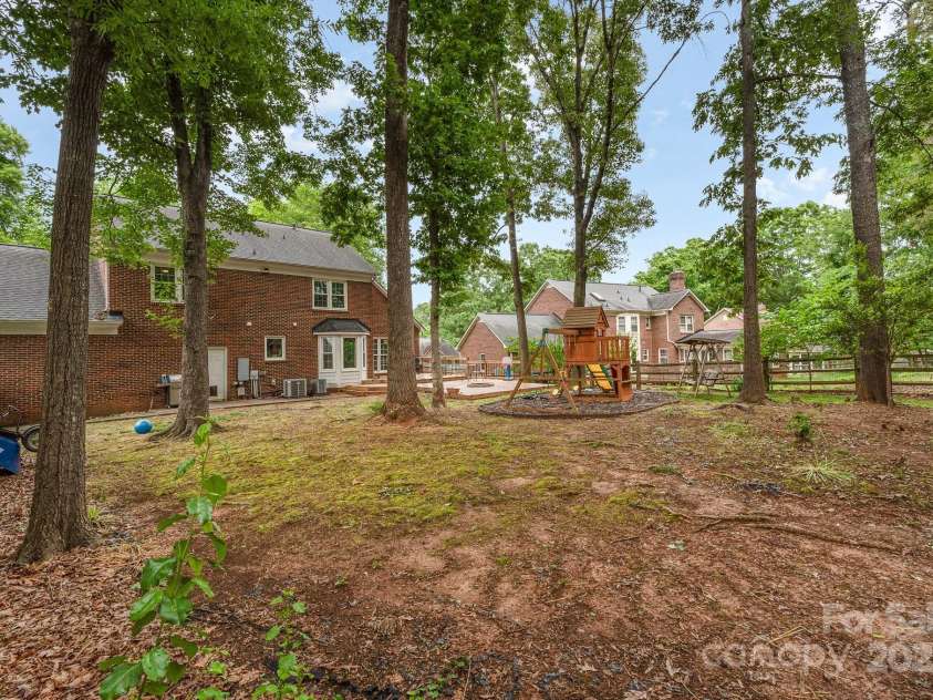 2000 Shannon Bridge Lane, Matthews, NC 28105.  MLS# CAR4218268, YatesRealty ID 12680. 