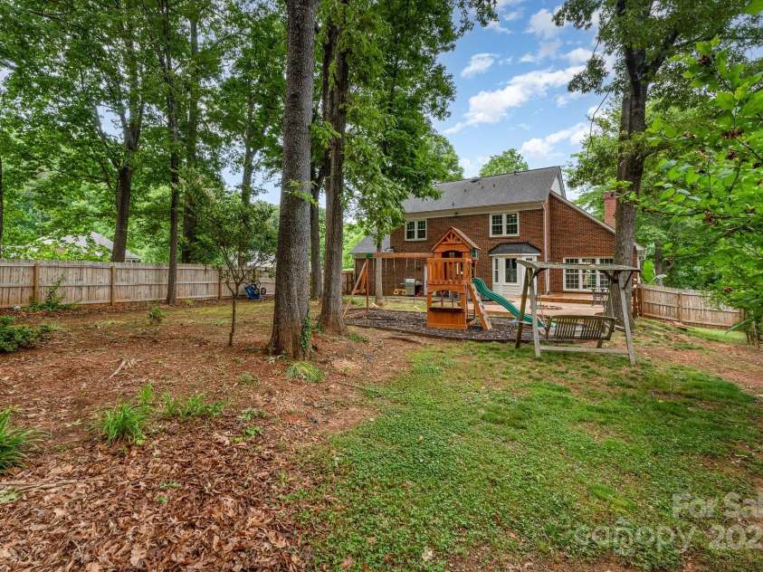 2000 Shannon Bridge Lane, Matthews, NC 28105.  MLS# CAR4218268, YatesRealty ID 12680. 