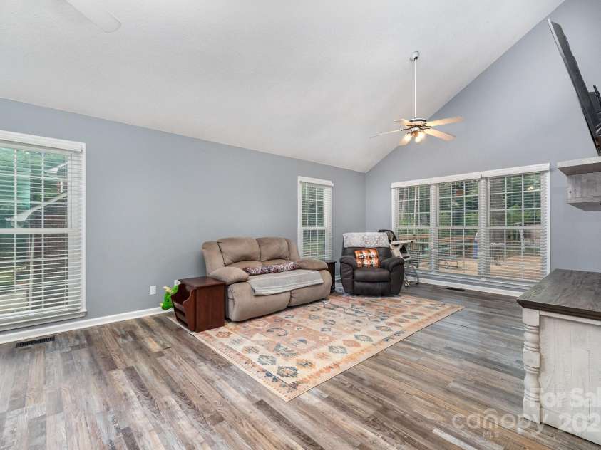 2000 Shannon Bridge Lane, Matthews, NC 28105.  MLS# CAR4218268, YatesRealty ID 12680. Living Room