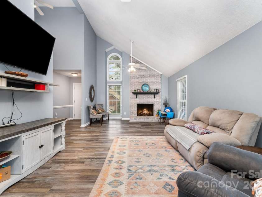 2000 Shannon Bridge Lane, Matthews, NC 28105.  MLS# CAR4218268, YatesRealty ID 12680. Living Room