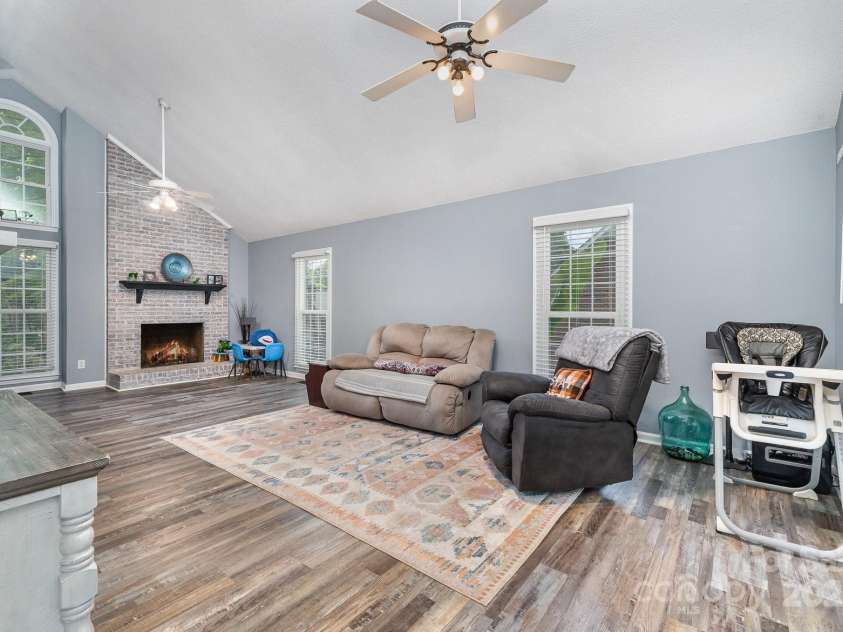 2000 Shannon Bridge Lane, Matthews, NC 28105.  MLS# CAR4218268, YatesRealty ID 12680. Living Room