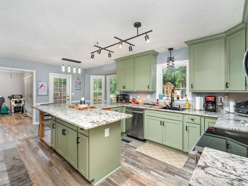 2000 Shannon Bridge Lane, Matthews, NC 28105.  MLS# CAR4218268, YatesRealty ID 12680. Updated Kitchen