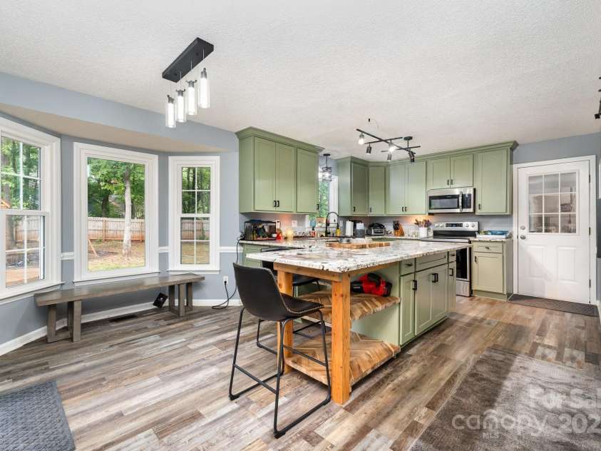 2000 Shannon Bridge Lane, Matthews, NC 28105.  MLS# CAR4218268, YatesRealty ID 12680. Updated Kitchen