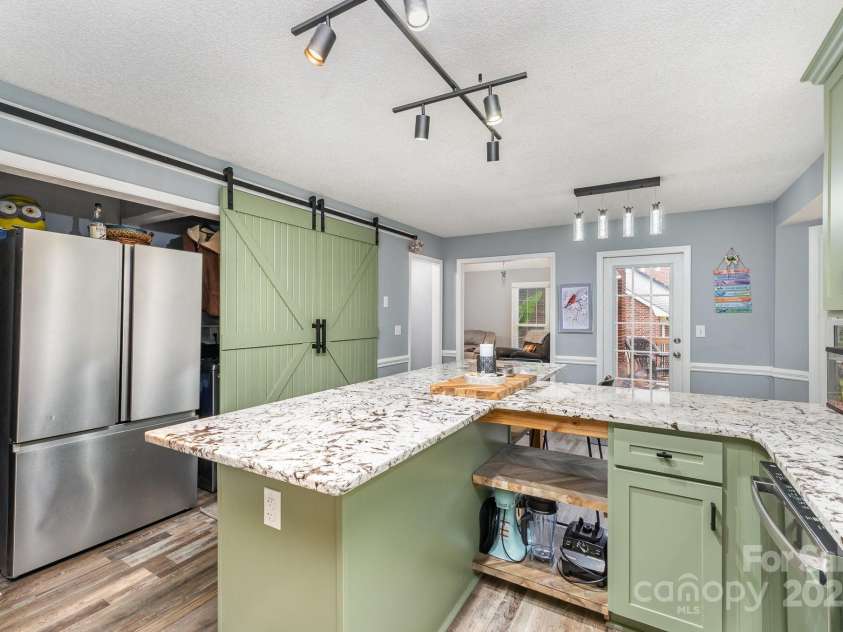 2000 Shannon Bridge Lane, Matthews, NC 28105.  MLS# CAR4218268, YatesRealty ID 12680. Updated Kitchen