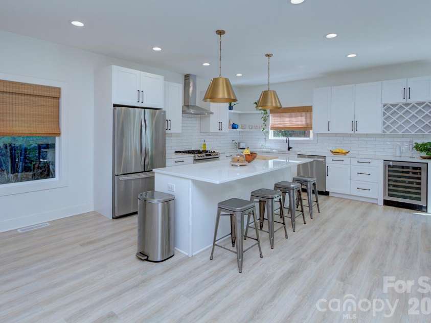 526 Seldon Drive, Charlotte, NC 28216.  MLS# CAR4347363, YatesRealty ID 12680. 