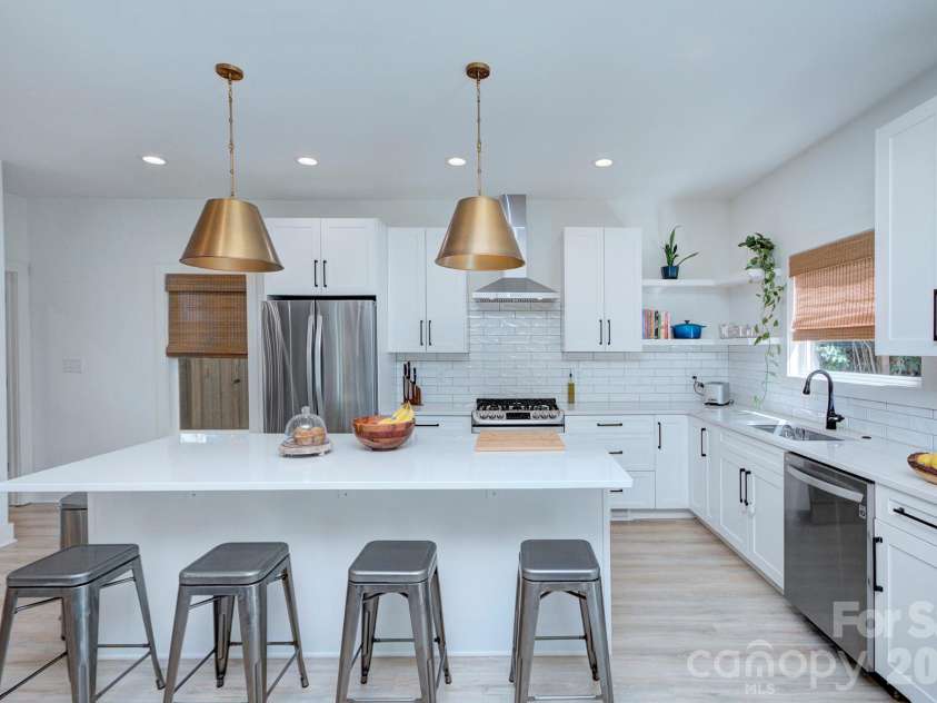526 Seldon Drive, Charlotte, NC 28216.  MLS# CAR4347363, YatesRealty ID 12680. 