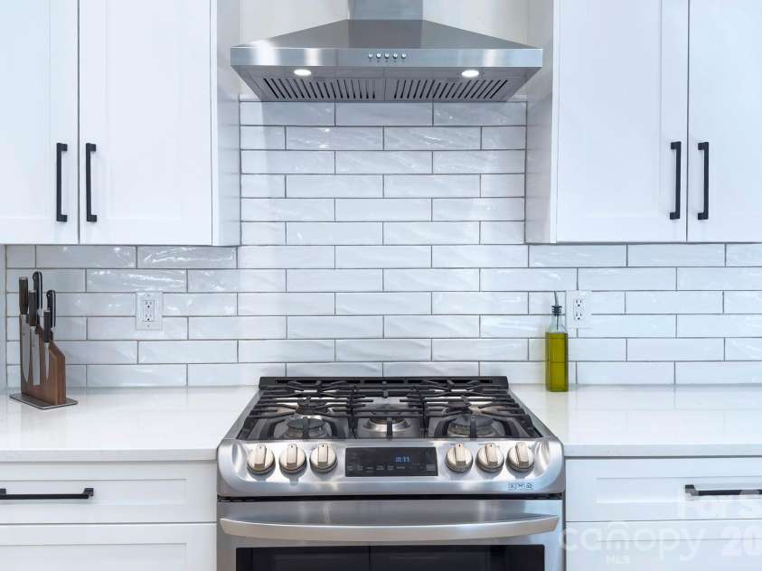 526 Seldon Drive, Charlotte, NC 28216.  MLS# CAR4347363, YatesRealty ID 12680. 
