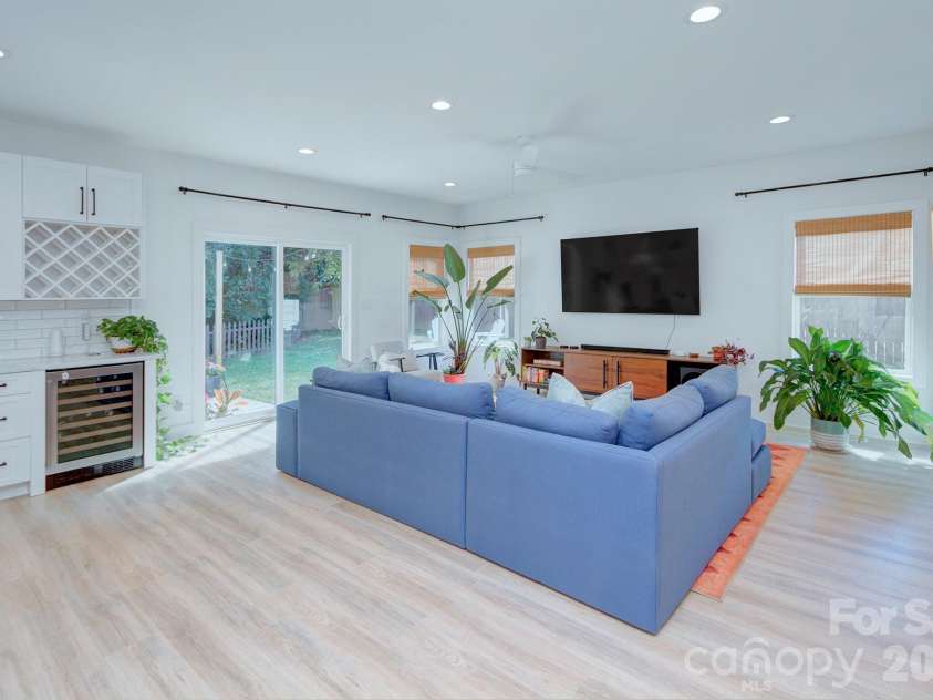 526 Seldon Drive, Charlotte, NC 28216.  MLS# CAR4347363, YatesRealty ID 12680. 