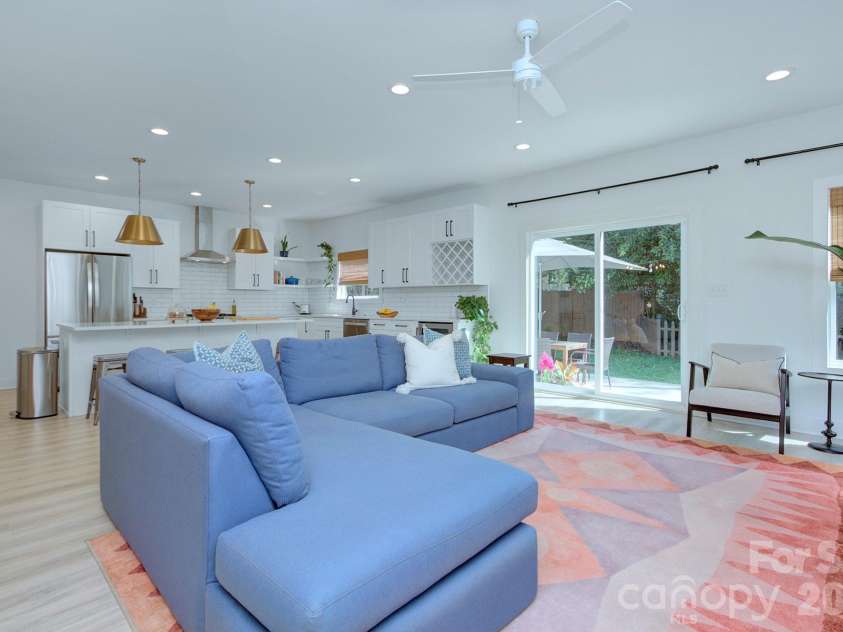 526 Seldon Drive, Charlotte, NC 28216.  MLS# CAR4347363, YatesRealty ID 12680. 