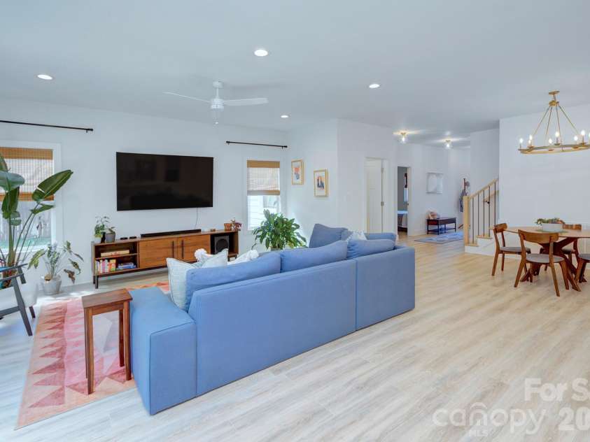 526 Seldon Drive, Charlotte, NC 28216.  MLS# CAR4347363, YatesRealty ID 12680. 