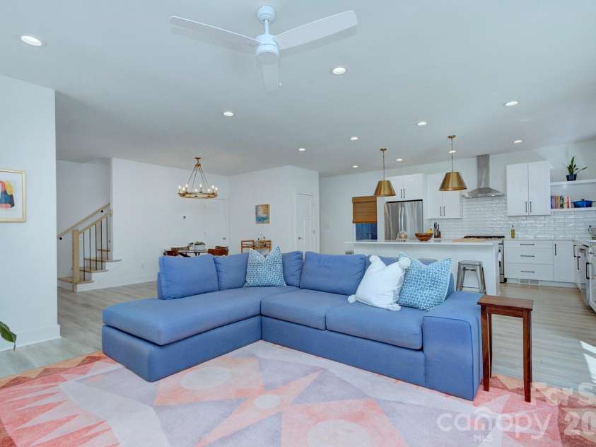 526 Seldon Drive, Charlotte, NC 28216.  MLS# CAR4347363, YatesRealty ID 12680. 