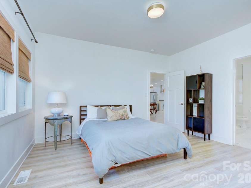 526 Seldon Drive, Charlotte, NC 28216.  MLS# CAR4347363, YatesRealty ID 12680. 