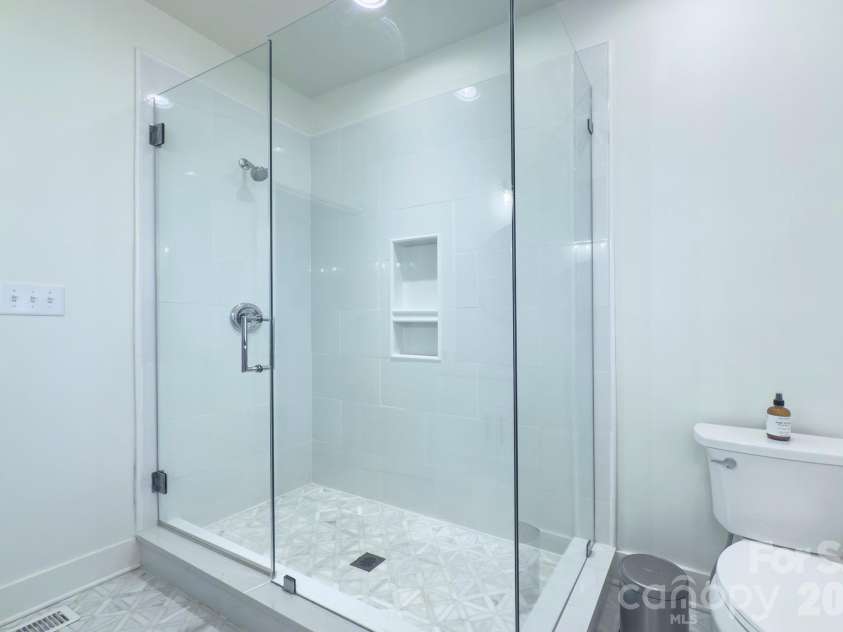 526 Seldon Drive, Charlotte, NC 28216.  MLS# CAR4347363, YatesRealty ID 12680. 