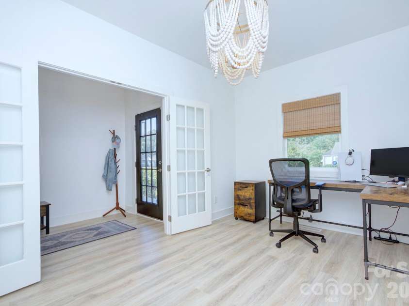 526 Seldon Drive, Charlotte, NC 28216.  MLS# CAR4347363, YatesRealty ID 12680. 