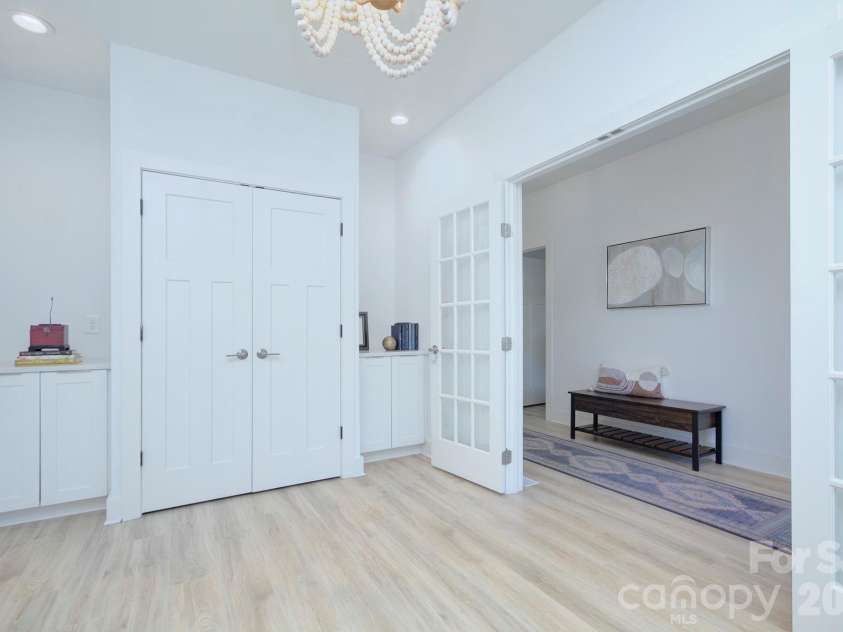 526 Seldon Drive, Charlotte, NC 28216.  MLS# CAR4347363, YatesRealty ID 12680. 