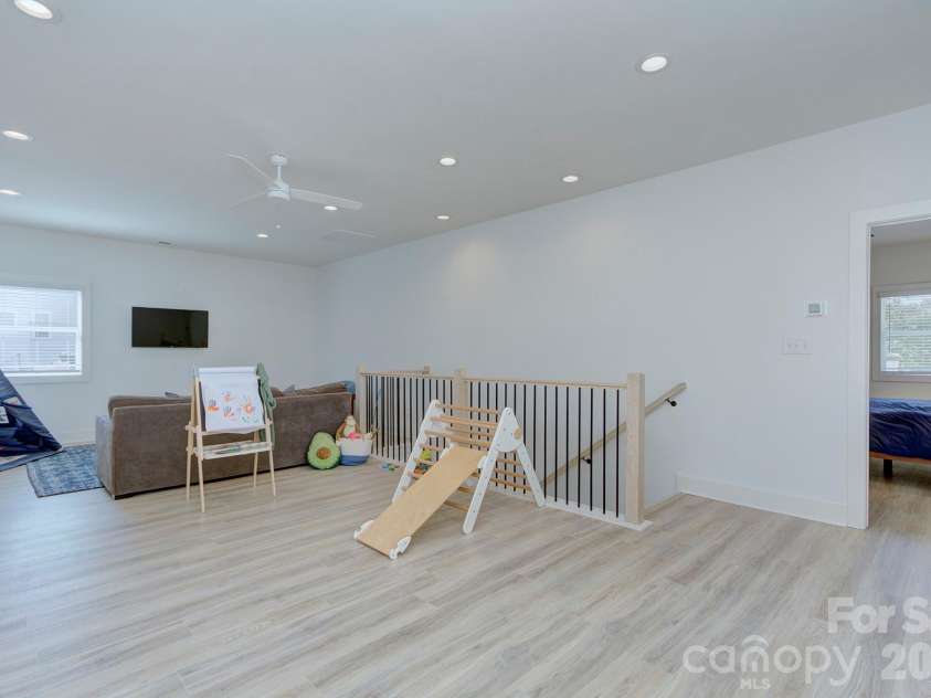 526 Seldon Drive, Charlotte, NC 28216.  MLS# CAR4347363, YatesRealty ID 12680. 