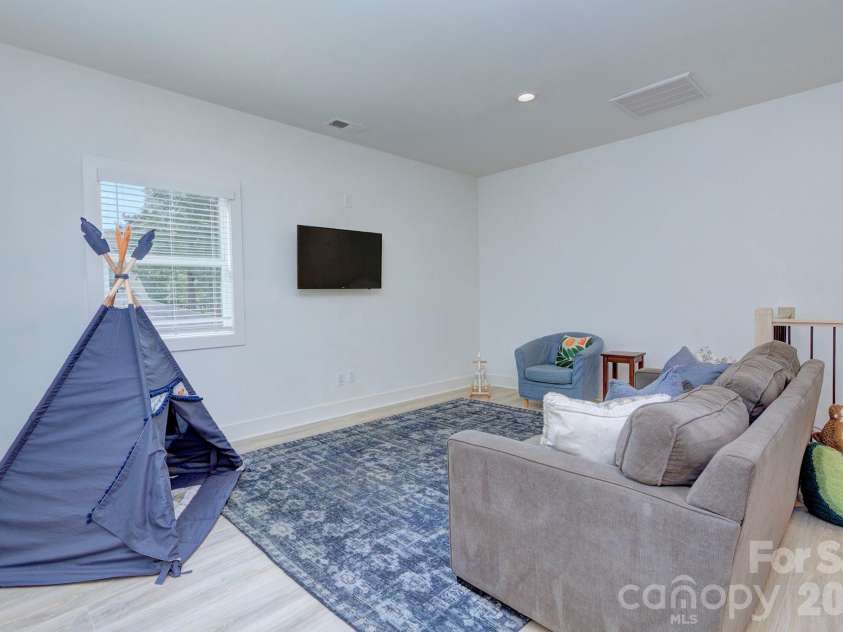 526 Seldon Drive, Charlotte, NC 28216.  MLS# CAR4347363, YatesRealty ID 12680. 