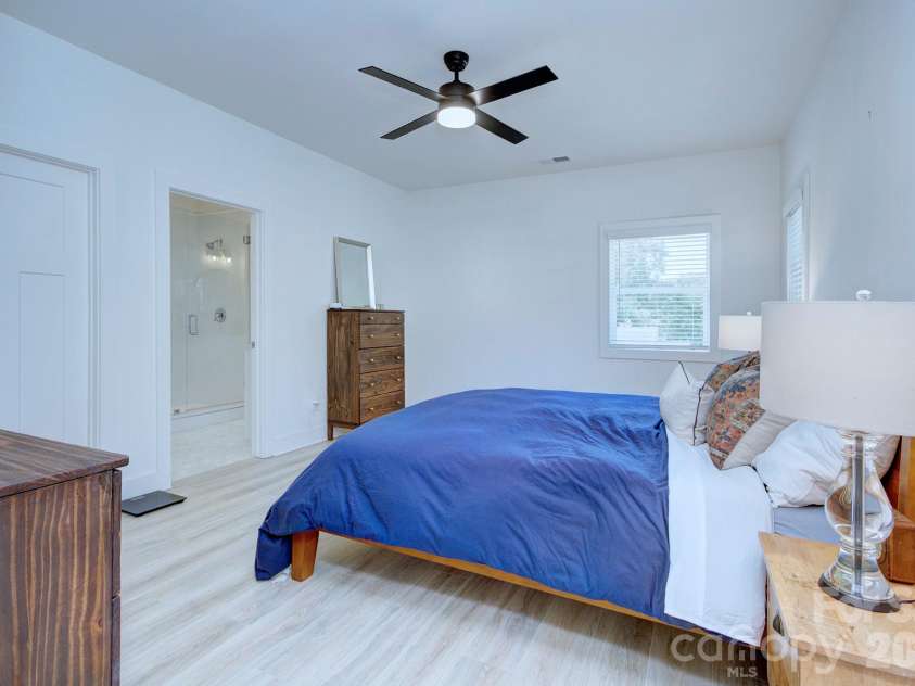 526 Seldon Drive, Charlotte, NC 28216.  MLS# CAR4347363, YatesRealty ID 12680. 