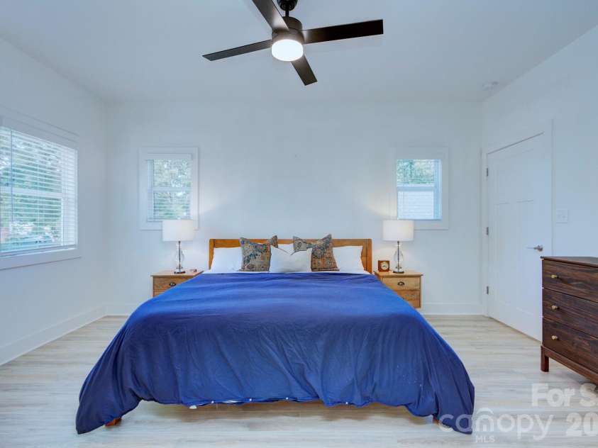 526 Seldon Drive, Charlotte, NC 28216.  MLS# CAR4347363, YatesRealty ID 12680. 