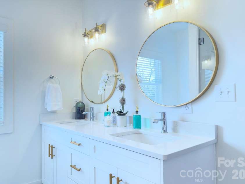 526 Seldon Drive, Charlotte, NC 28216.  MLS# CAR4347363, YatesRealty ID 12680. 